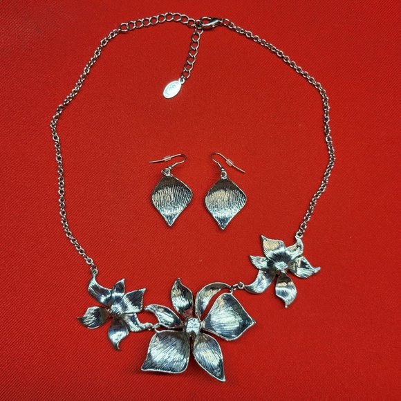 Charming Charlie Floral Earring & Necklace Set - Picture 6 of 14